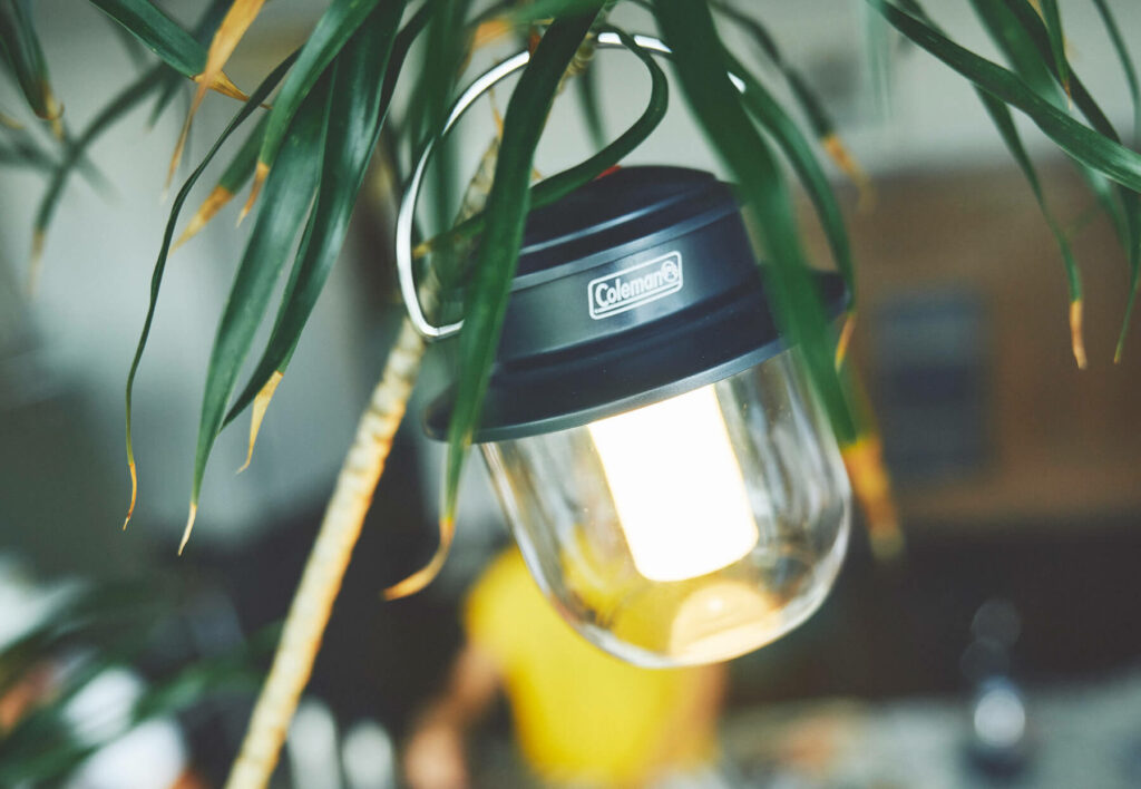 den cam trai coleman rechargeable hanging lantern 2000038858 2